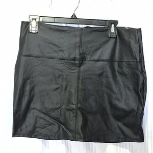 Classic Black Fauz Leather Mini Skirt Size Large By CY Fashion